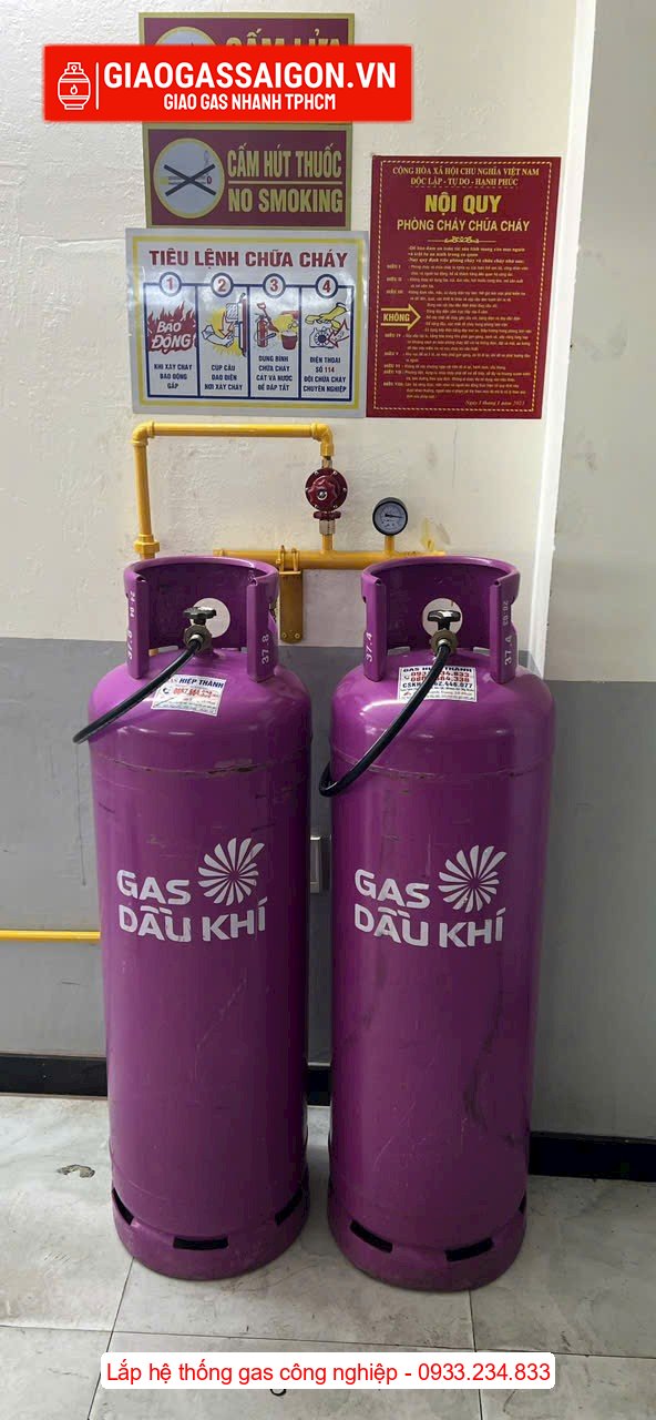 Hệ thống gas công nghiệp tại nhà hàng Thiện Nhân gồm 2 bình gas 45kg, hệ thống van, ống dẫn Hệ thống gas công nghiệp tại nhà hàng Thiện Nhân gồm 2 bình gas 45kg, hệ thống van, ống dẫn