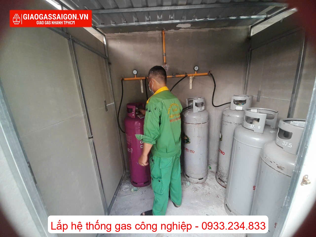Kỹ thuật đang lắp đặt bình gas 45kg vào hệ thống Kỹ thuật đang lắp đặt bình gas 45kg vào hệ thống