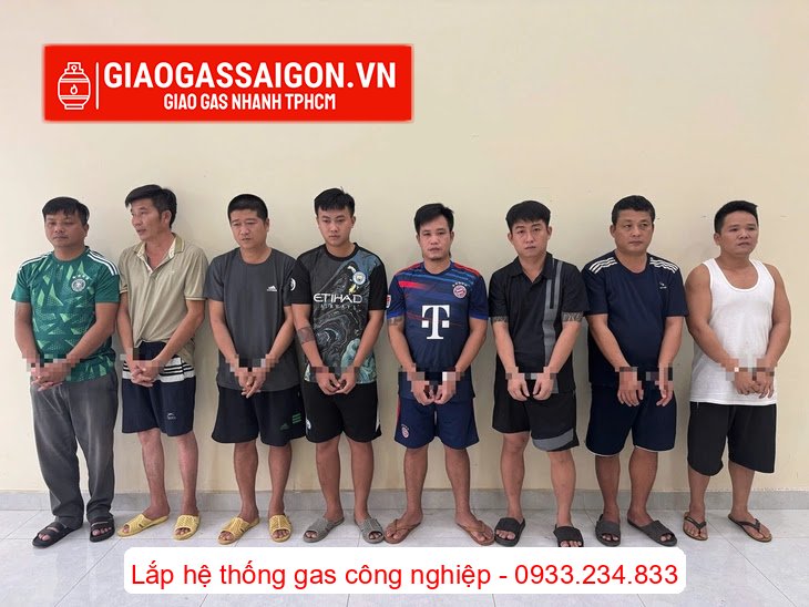 Nhóm 8 bị can sản xuất, buôn bán gas giả bị khởi tố, bắt tạm giam Ảnh do Công an cung cấp Nhóm 8 bị can sản xuất, buôn bán gas giả bị khởi tố, bắt tạm giam Ảnh do Công an cung cấp