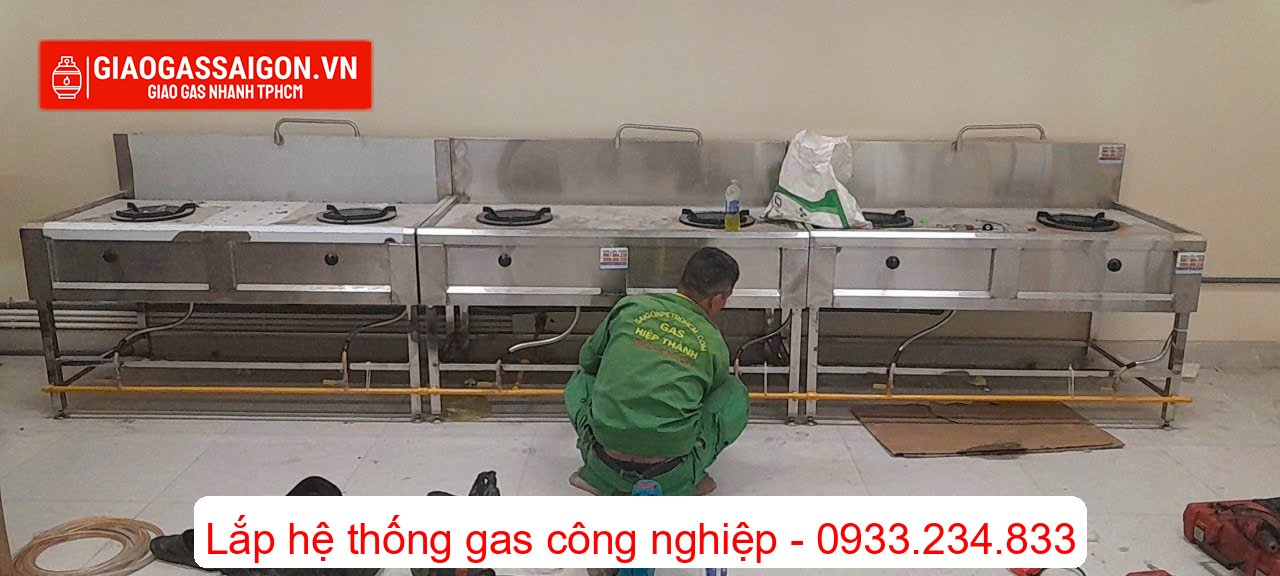 Kỹ thuật của giaogassaigon đang lắp đặt hệ thống ống dẫn gas Kỹ thuật của giaogassaigon đang lắp đặt hệ thống ống dẫn gas