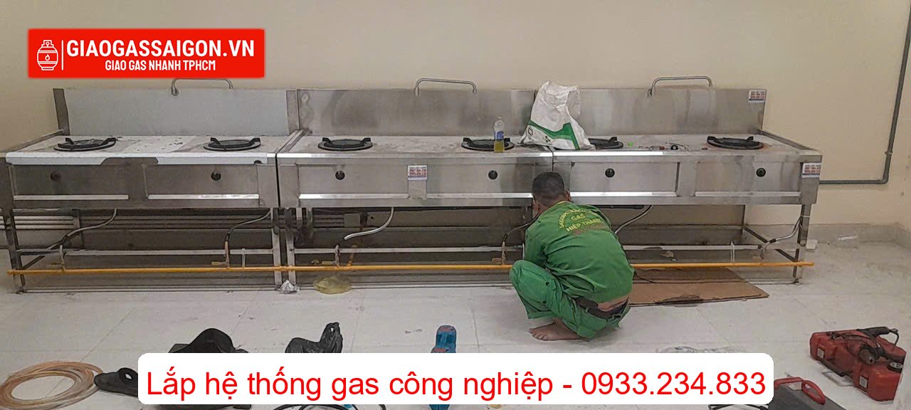 Kỹ thuật của giaogassaigon đang lắp đặt hệ thống ống dẫn gas Kỹ thuật của giaogassaigon đang lắp đặt hệ thống ống dẫn gas