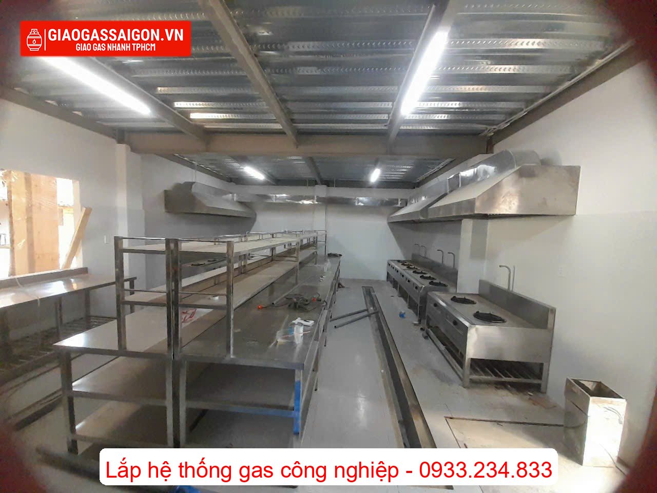Tổng thể khu bếp với diện tích lớn, để nấu cho nhiều người ăn Tổng thể khu bếp với diện tích lớn, để nấu cho nhiều người ăn