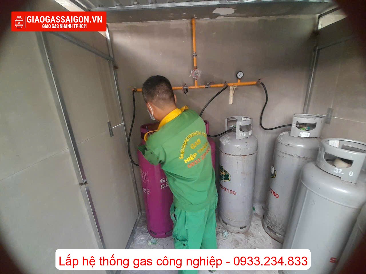 Kỹ thuật đang lắp đặt bình gas 45kg vào hệ thống Kỹ thuật đang lắp đặt bình gas 45kg vào hệ thống