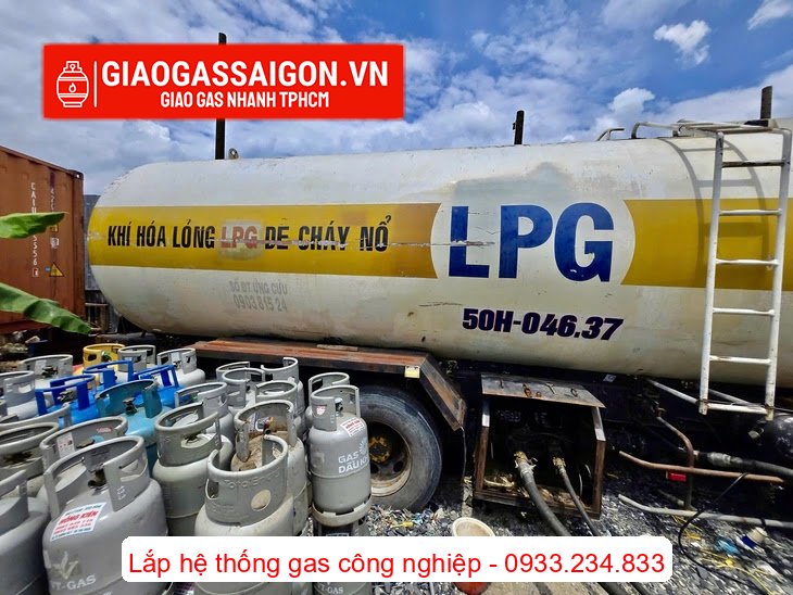 Những bình gas giả được sang chiết từ xe bồn Những bình gas giả được sang chiết từ xe bồn