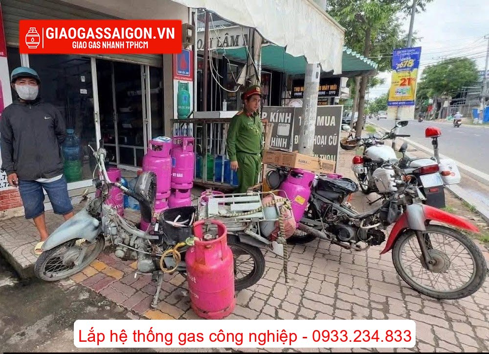 Độ chế xe máy chạy bằng gas để giao hàng: Sáng tạo "đột phá" hay màn độ chế nguy hiểm? 5 Toàn cảnh 2 chiếc xe máy không biển số đã được thay đổi kết cấu, lắp đặt hệ thống bình gas trực tiếp tại cửa hàng