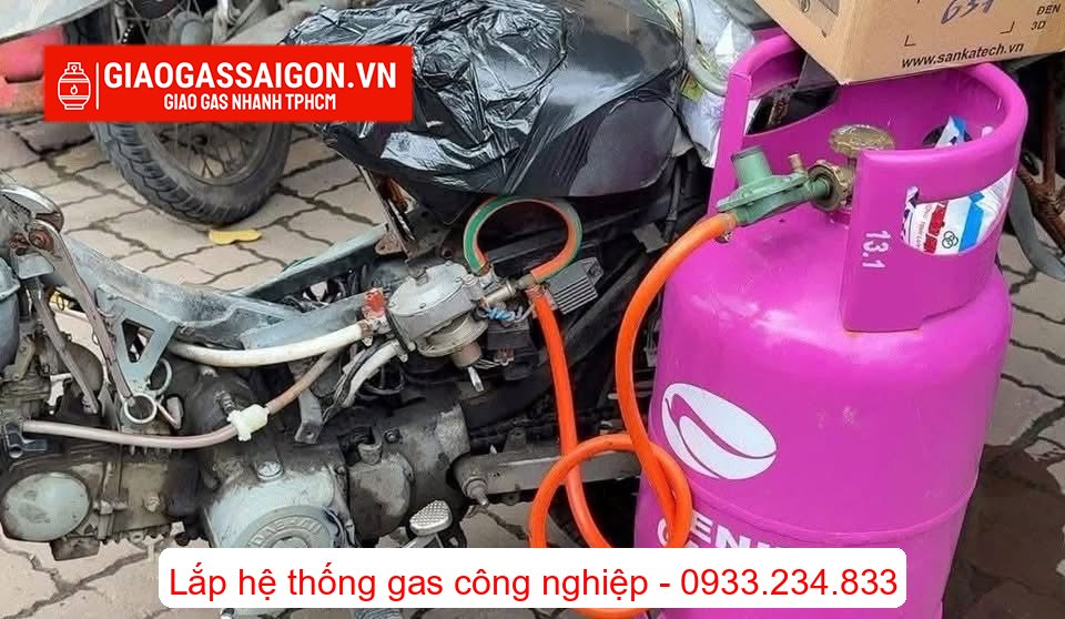 Độ chế xe máy chạy bằng gas để giao hàng: Sáng tạo "đột phá" hay màn độ chế nguy hiểm? 4 Cận cảnh bộ phận hóa hơi và van khóa nối thẳng từ bình gas màu hồng vào lốc máy xe