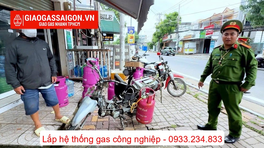 Độ chế xe máy chạy bằng gas để giao hàng: Sáng tạo "đột phá" hay màn độ chế nguy hiểm? 1 Hai phương tiện độc lạ bị lực lượng công an phát hiện và tạm giữ do không đảm bảo an toàn giao thông và phòng chống cháy nổ
