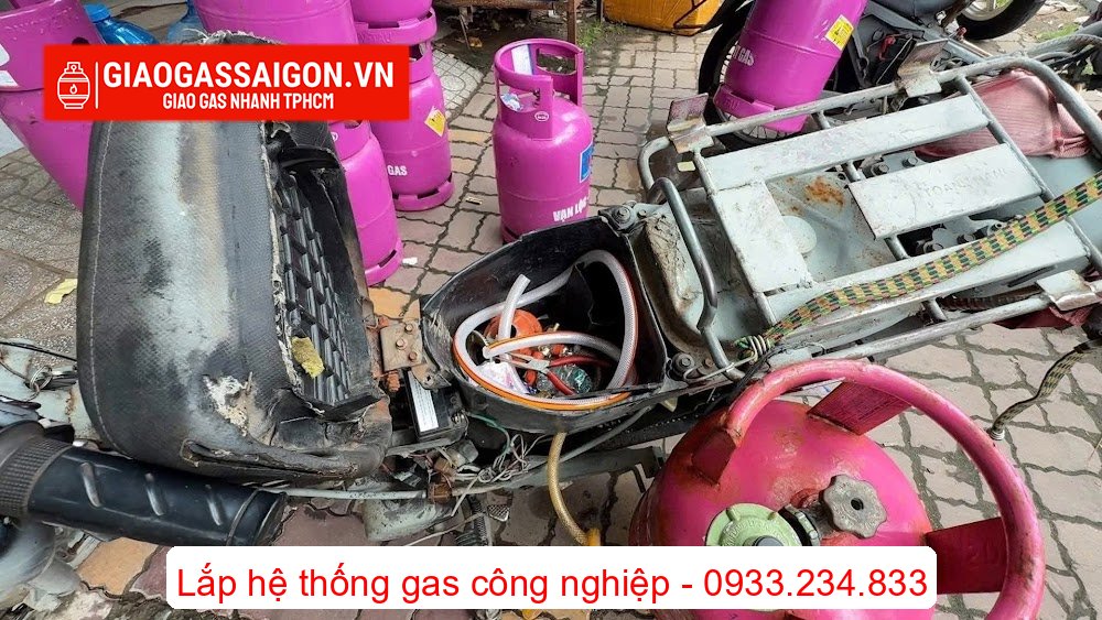 Độ chế xe máy chạy bằng gas để giao hàng: Sáng tạo "đột phá" hay màn độ chế nguy hiểm? 3 Cận cảnh phần khung xe trơ trụi và các mối nối, dây dẫn tự chế dùng để đưa khí gas trực tiếp vào động cơ thay cho xăng