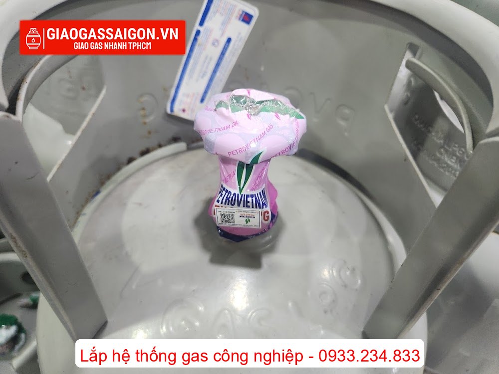 van-gas-co-gan-niem-phong-tren-binh-gas-petrovietnam-12kg-mau-xam
