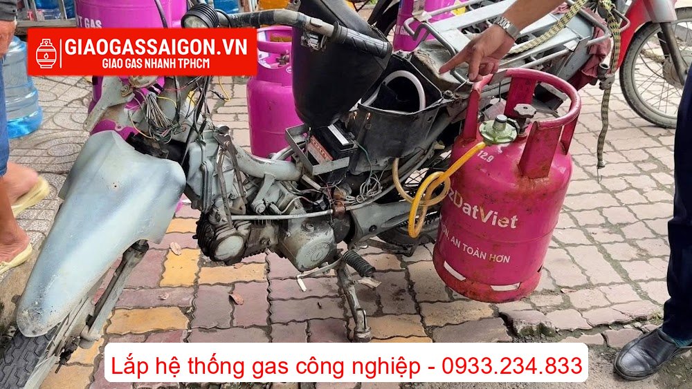 Độ chế xe máy chạy bằng gas để giao hàng: Sáng tạo "đột phá" hay màn độ chế nguy hiểm? 2 Hệ thống bình gas dân dụng loại 12kg được gá tạm bợ bên hông xe bằng thanh sắt, tiềm ẩn nguy cơ va chạm và rò rỉ rất cao