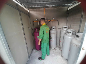 Dự án Lắp Đặt Hệ Thống Gas Trung Tâm cho Nhà Ăn Công An Quận Bình Thạnh – TP.HCM 13 Kỹ thuật đang lắp đặt bình gas 45kg vào hệ thống