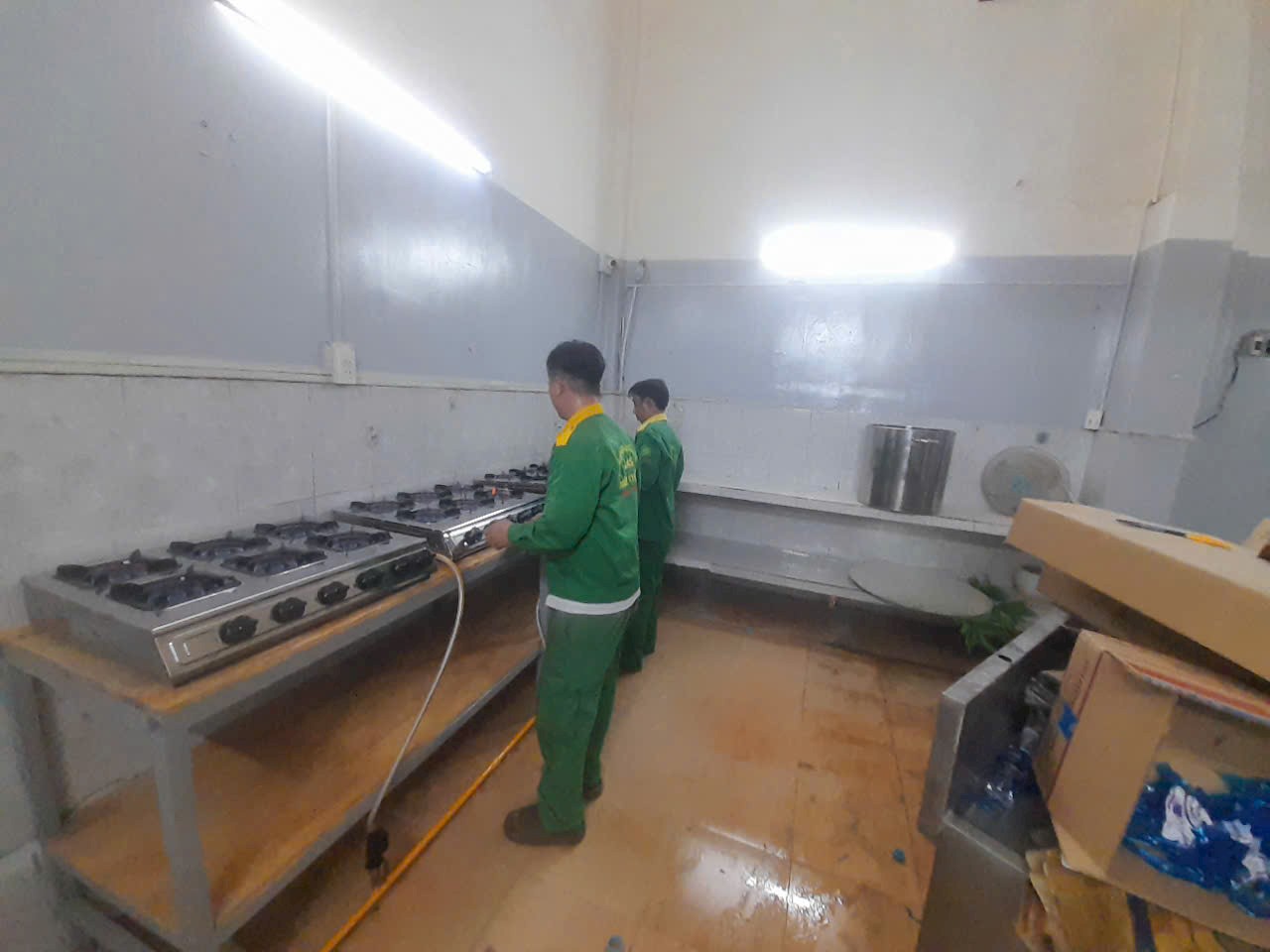 Dự án Lắp Đặt Hệ Thống Gas Trung Tâm cho Quán Lẩu KIM CHI – Lê Trọng Tấn, Tân Phú 1 Kỹ thuật viên tại GiaoGasSaiGon.vn đang đấu nối hệ thống gas vào bếp
