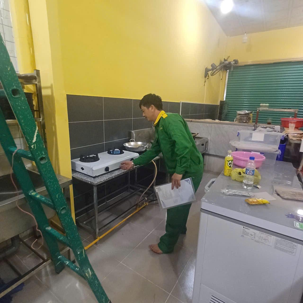 Dự án Lắp Đặt Hệ Thống Gas Công Nghiệp cho Quán Ốc CHẢO LỬA – Nguyễn Ảnh Thủ, Hóc Môn 1 GiaoGasSaiGon.vn đang kiểm tra hệ thống gas công nghiệp Quán Ốc Chảo Lửa Hóc Môn