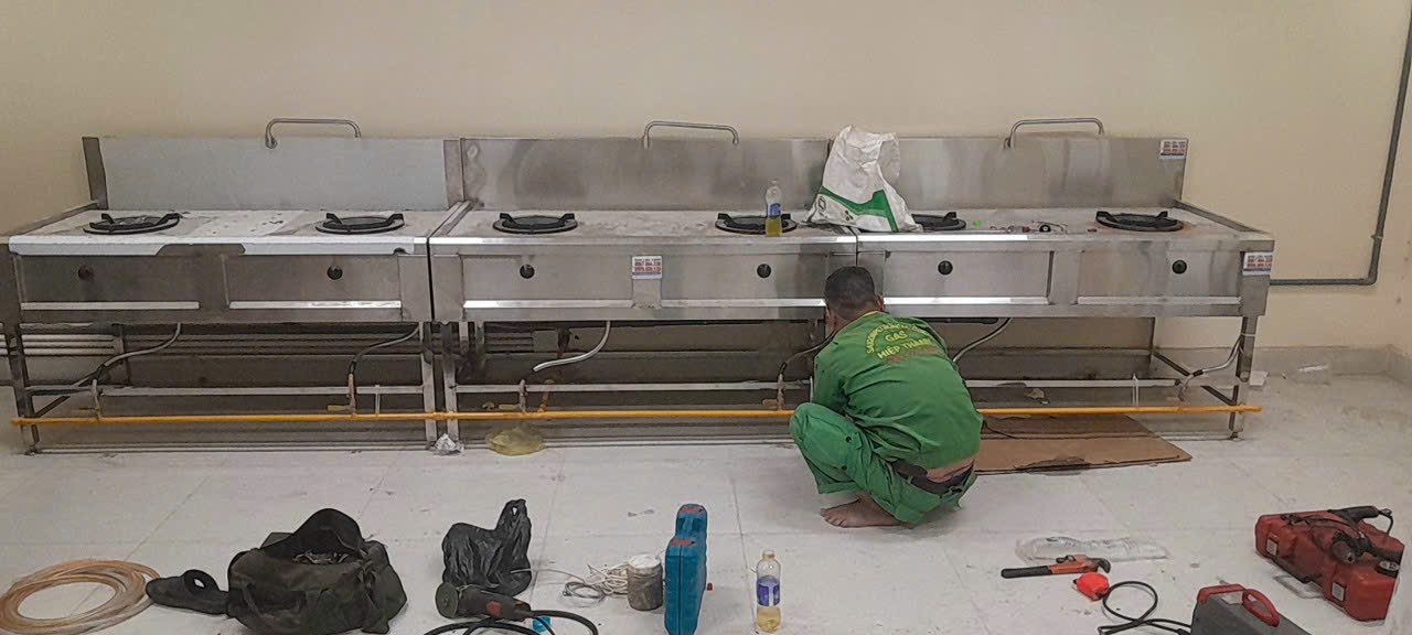 Dự án Lắp Đặt Hệ Thống Gas Trung Tâm cho Nhà Ăn Công An Quận Bình Thạnh – TP.HCM 8 Kỹ thuật của giaogassaigon đang lắp đặt hệ thống ống dẫn gas