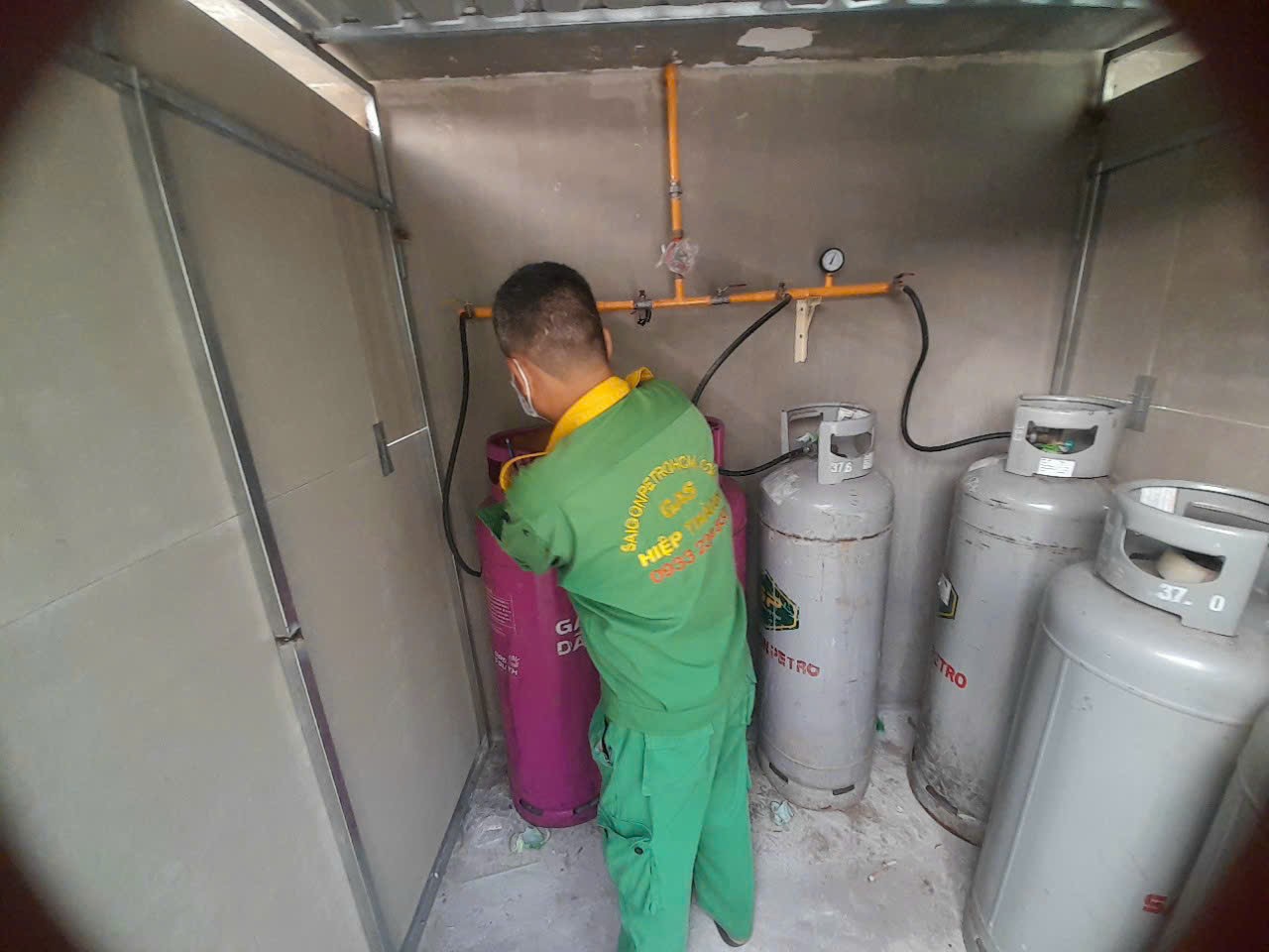 Dự án Lắp Đặt Hệ Thống Gas Trung Tâm cho Nhà Ăn Công An Quận Bình Thạnh – TP.HCM 2 Kỹ thuật đang lắp đặt bình gas 45kg vào hệ thống
