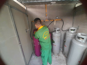 Dự án Lắp Đặt Hệ Thống Gas Trung Tâm cho Nhà Ăn Công An Quận Bình Thạnh – TP.HCM 12 Kỹ thuật đang lắp đặt bình gas 45kg vào hệ thống