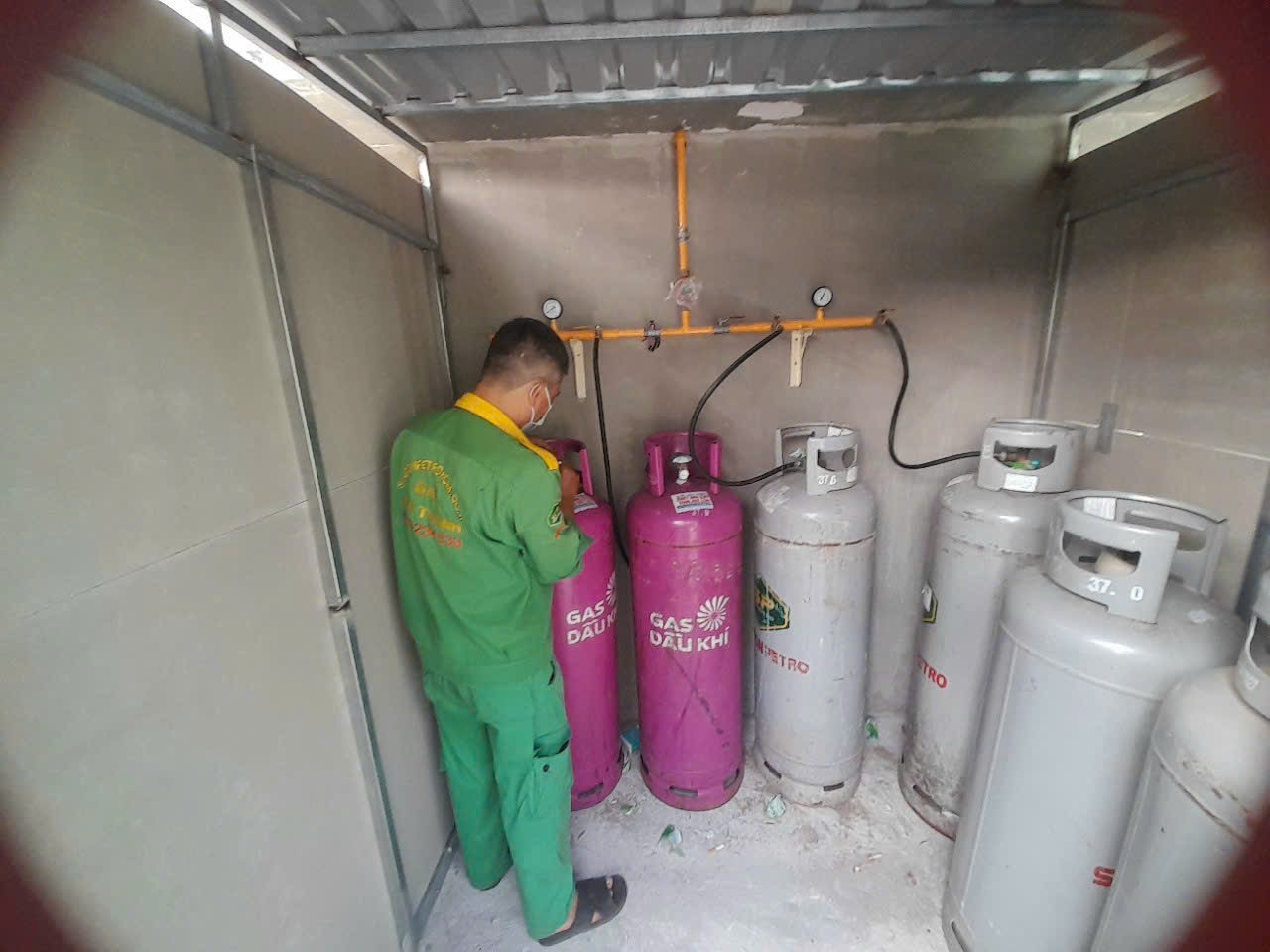 Dự án Lắp Đặt Hệ Thống Gas Trung Tâm cho Nhà Ăn Công An Quận Bình Thạnh – TP.HCM 1 Hệ thống gas trung tâm của dự án gồm 4 bình gas công nghiệp 45kg